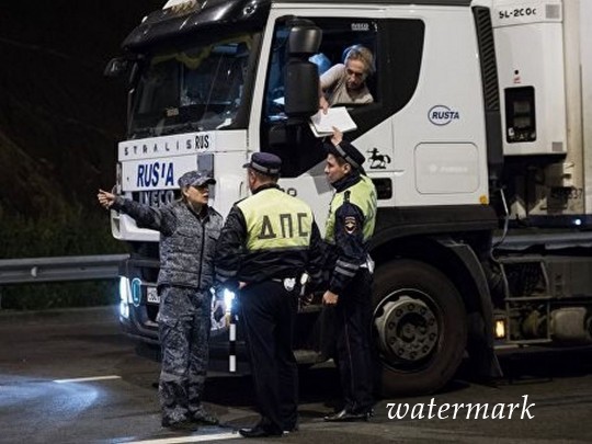 Российские силовики беспардонно грабят людей при въезде в Крым