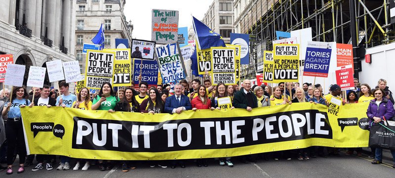 Близ миллиона британцев вышли на марш за вторичный референдум по "Брекзиту"