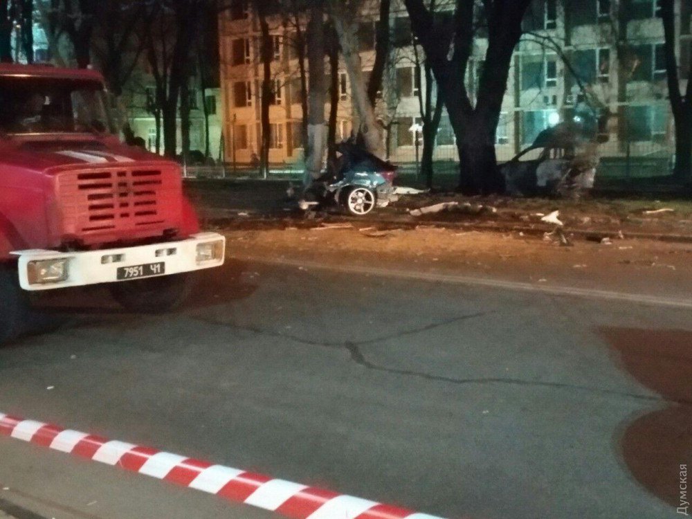 В Одессе BMW врезался в припаркованное авто и электроопору, а затем возгорелся, два человека погибли