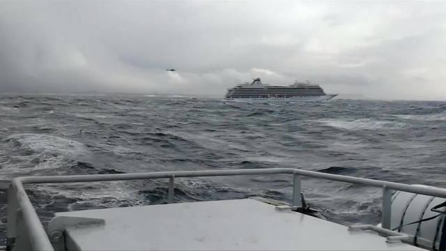 Норвежский лайнер возобновил движение после аварии(освежено)