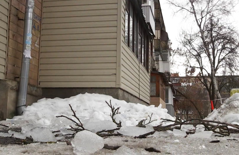 Вісті з Полтави - Підприємця, який ремонтував дах будинку, можуть звинувати у смерті людини сквозь падіння льоду