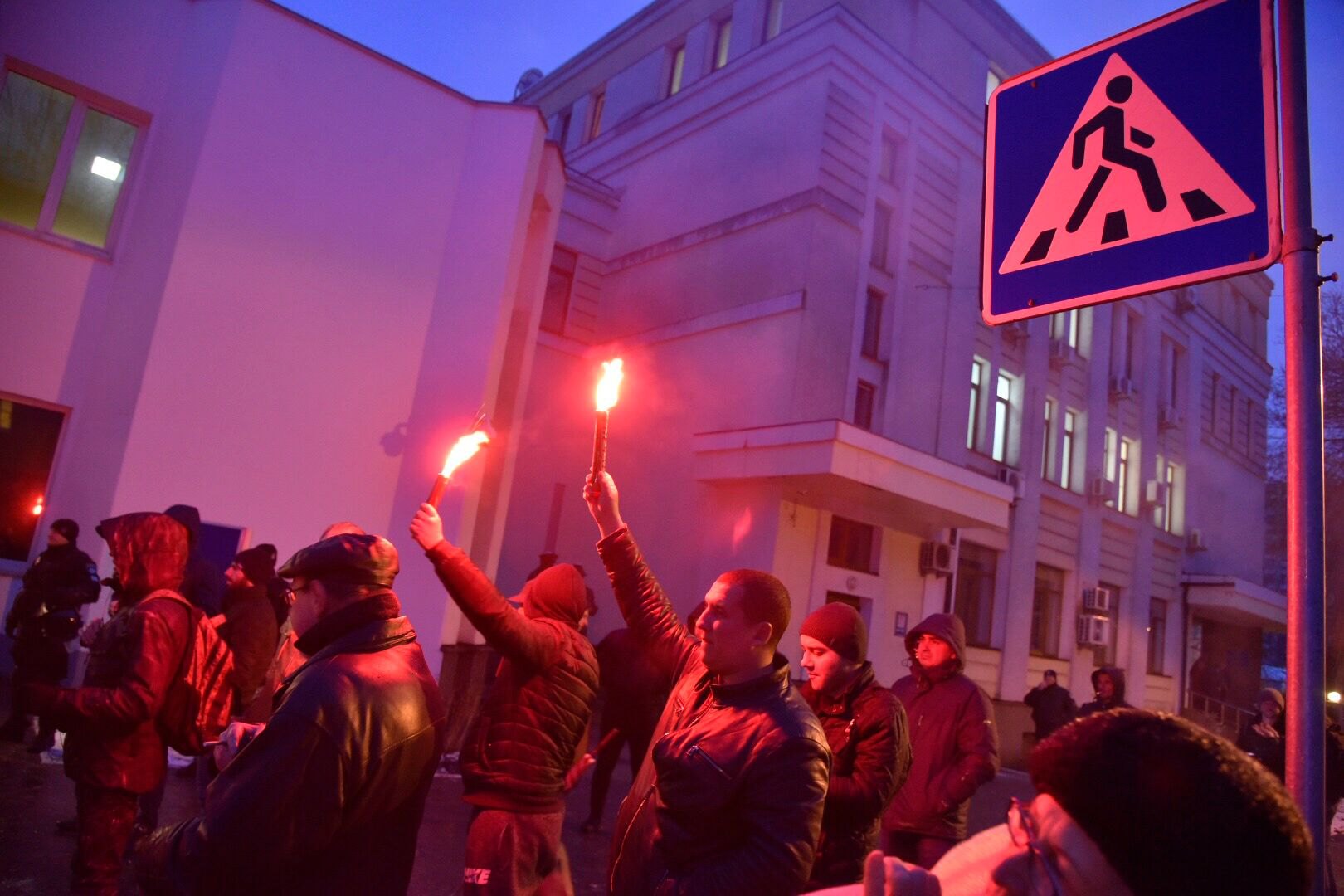 Активисты запалили фаеры под зданием МВД во времена акции протеста