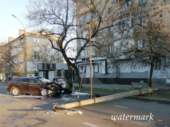 В фокусе Николаева несовершеннолетний повалил столб и заблокировал движение троллейбусов: фото с места ДТП