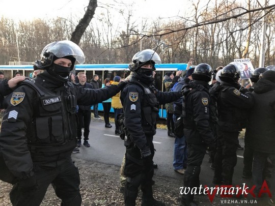 В Виннице полиция применила слезоточивый газ против активистов "Нацдружин"(фото, видео)