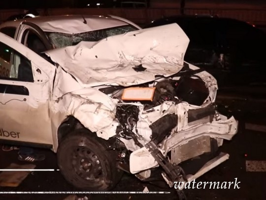 Крупная автоавария в Киеве: разбиты шесть машин, виновник сбежал(видео)