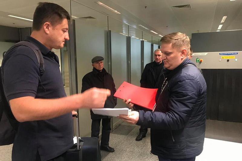 Главе Госрезерва вручили обвинительный акт в аэропорту