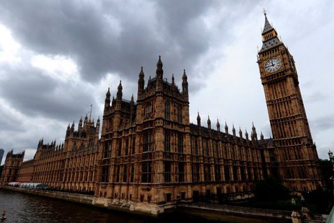Три члена правительства Великобритании заявили об отставке