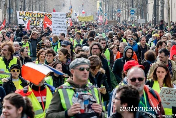 "Канареечные жилеты" двадцатый один вышли на улицы городов Франции: задержаны 100 человек