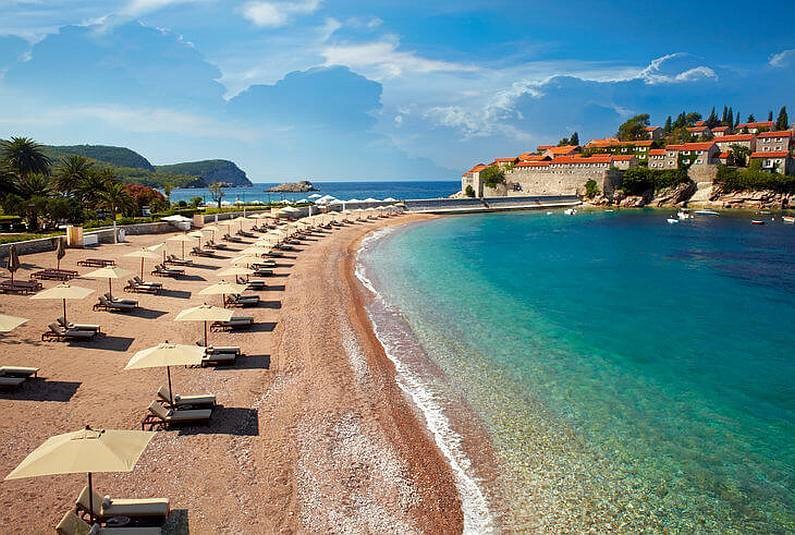 На пляжах Черногории лежаки и зонты станут дармовыми по вечерам