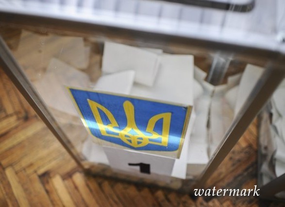 На Буковине избиратель с бюллетенем кинул в ящик список избирателей