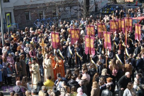 Несколько тысяч львовян проложили Крестный ход в фокусе города