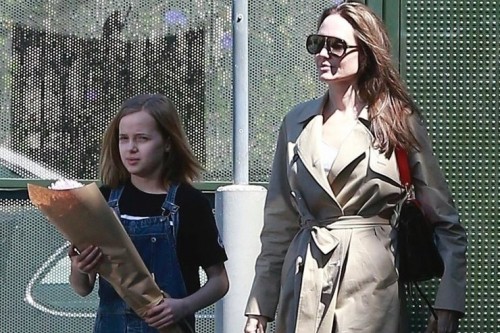 Анджелина Джоли проложила воскресенье с дочерью Вивьен