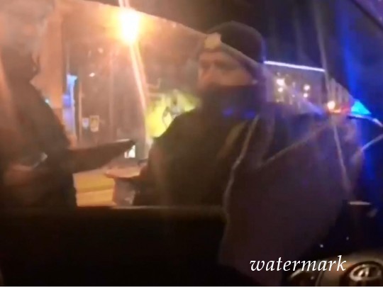 Показал посредственный палец: в Харькове разгорелся буза вкруг патрульного и водителя(видео)