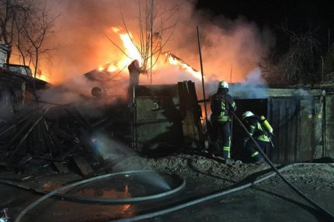 В Киеве при тушении пожара в частном доме взорвались газовые баллоны