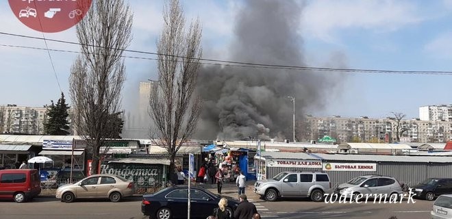 На столичних Березняках спалахнула пожежа на ринку: фото