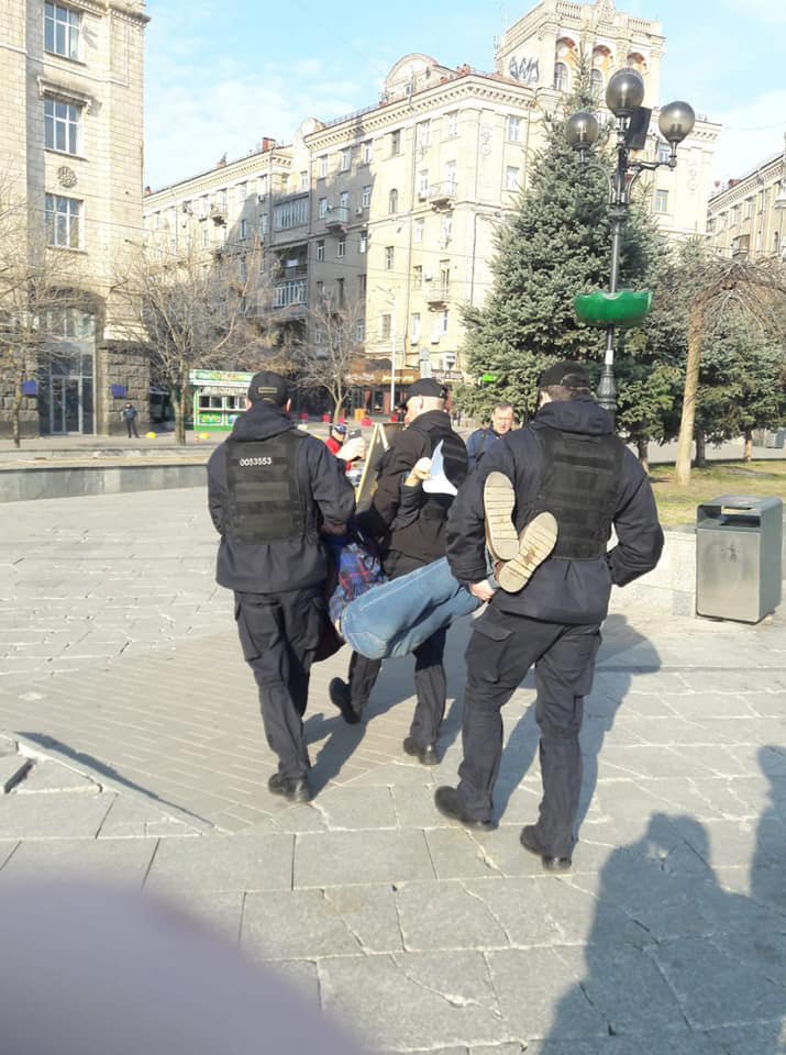 Полицейские выбросили с Майдана активиста, раздававшего листовки о "последствиях президентства Зеленского"