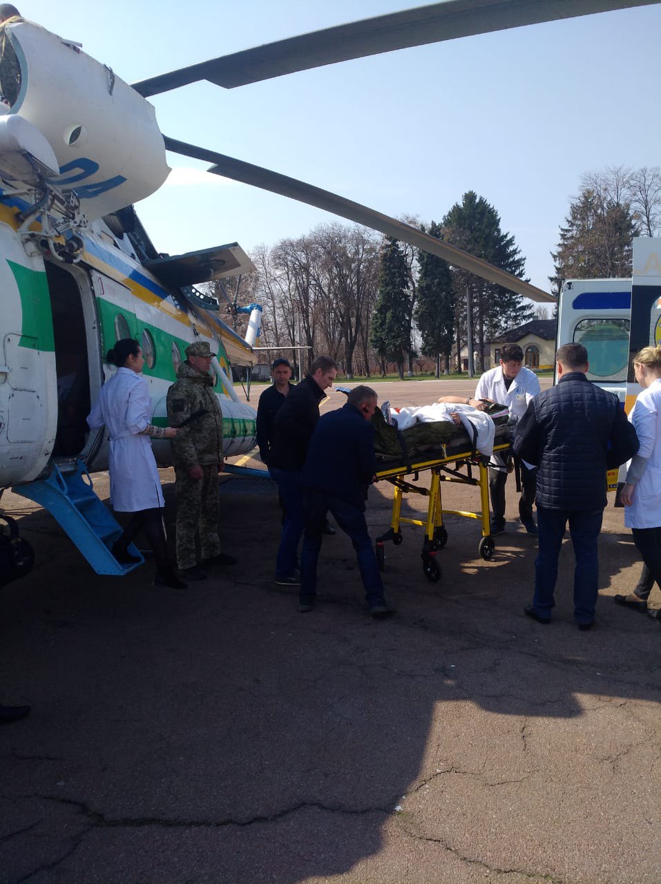 Израненного на КПВВ "Марьинка" пограничника вертолетом забросили в больницу в Киеве