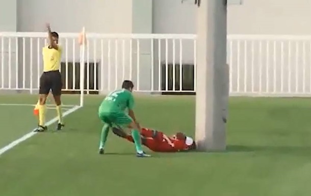 В Эмиратах футболист вылетел за пределы поля и ударился головой о столб