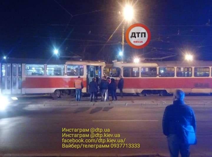 У метрополитен "Черниговская" в Киеве чело в чело столкнулись трамваи