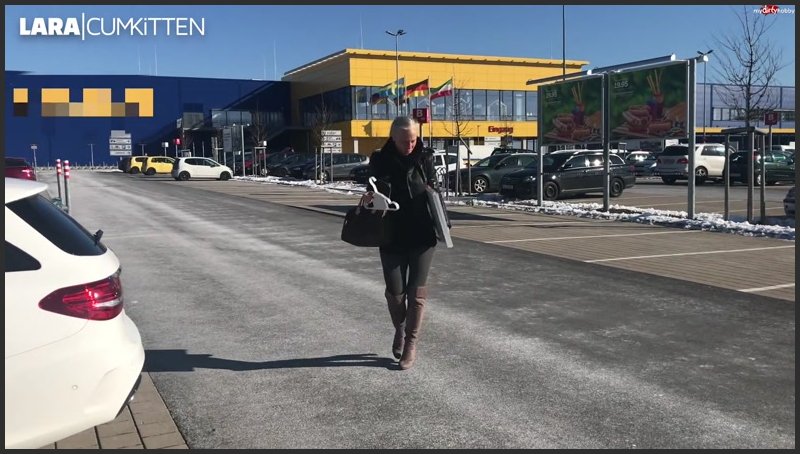 Lara-CumKitten - Mitten auf dem Ika Parkplatz Public Piss nach dem shoppen (2018/FullHD)