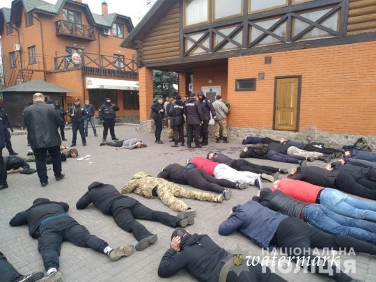 Под Киевом рейдеры пытались захватить предприятие: задержаны десятки человек(фото)