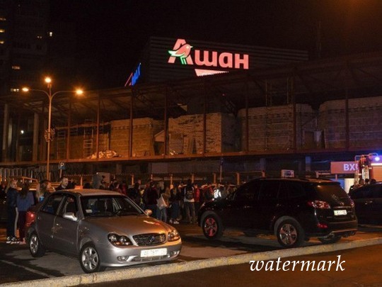 В Киеве и Днепре вдруг "заминировали" все супермаркеты "Ашан"(фото, видео)