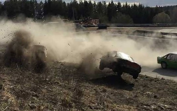 Автомобиль влетел в зрителей на гонках в Швеции