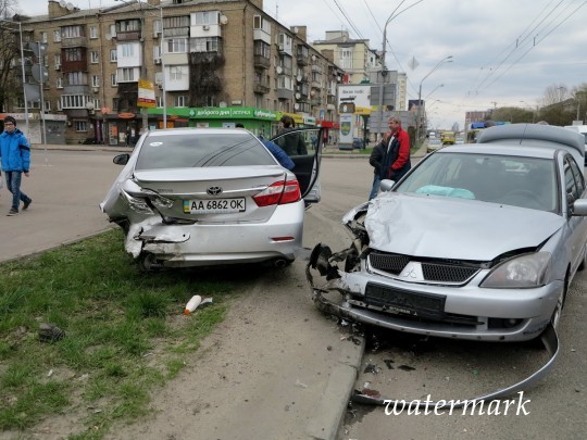 Пьяное ДТП в Киеве: на проспекте Победы столкнулись три авто(фото)