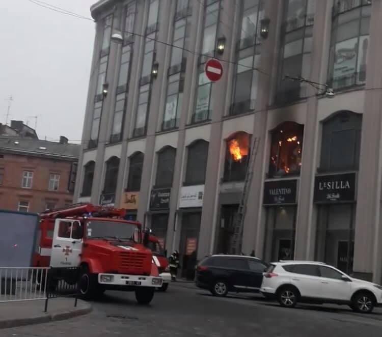 В фокусе Львова приключился пожар в торговом центре