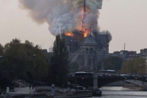 В столице Франции сгорел собор Парижской Богоматери(освежено)