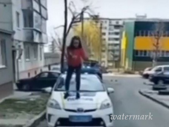 Украинская школьница станцевала на патрульном авто(видео)