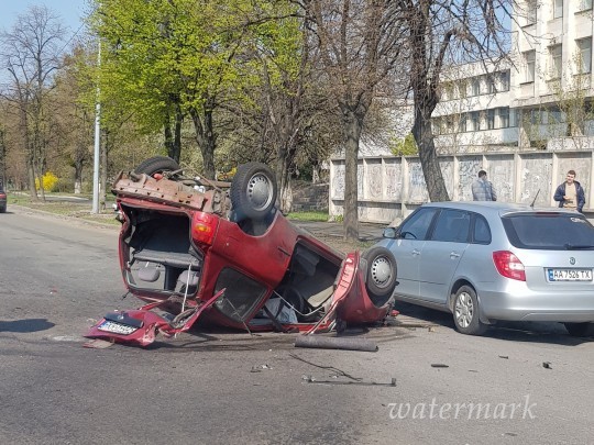 В Киеве приключилось капитальное ДТП с переворотом: эксклюзивные фото с места аварии
