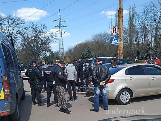 В Николаеве возле избирательного участка застопорили «спортсменов» с оружием(фото)