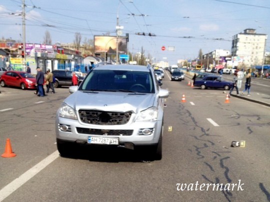 В Киеве внедорожник насмерть свалил пешехода: эксклюзивные фото с места происшествия