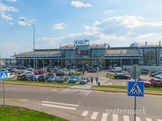 Из аэропорта "Киев" эвакуировали всех пассажиров: видео с места ЧП