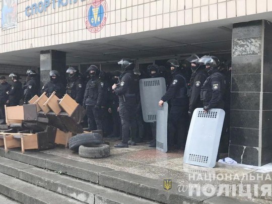 Рейдерский захват спорткомплекса в Киеве: задержаны более 60 человек