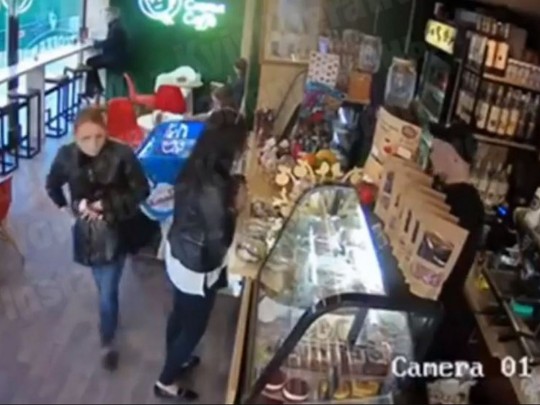 Подтибрила телефон напрямик под камерой видеонаблюдения: в Киеве ищут наглую воровку(видео)