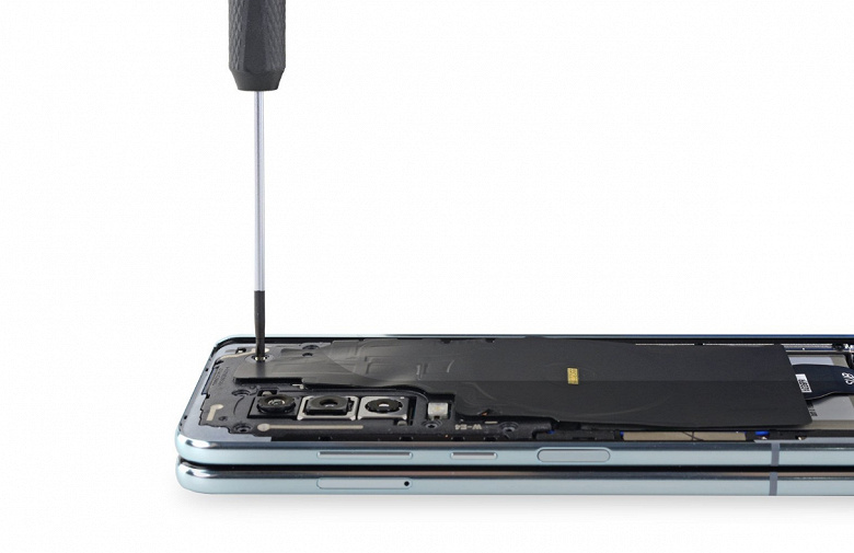 Изумительно, однако смартфон Samsung Galaxy Fold всё же заработал у iFixit несколько баллов за ремонтопригодность