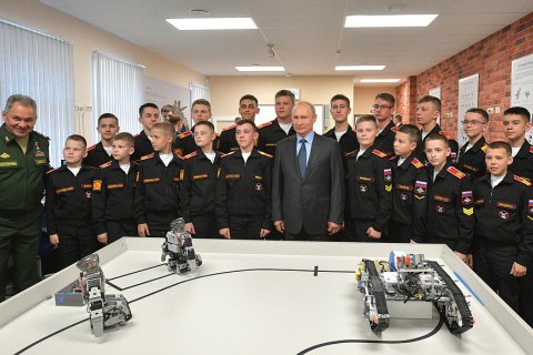 Суворовцы показали Путину "российских" роботов, какие сделаны в Полдневной Корее