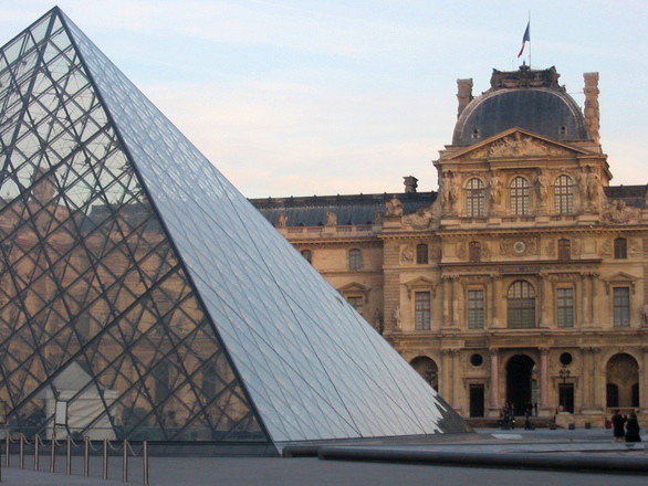 Лувр открывает новую выставку и вводит продажу билетов онлайн