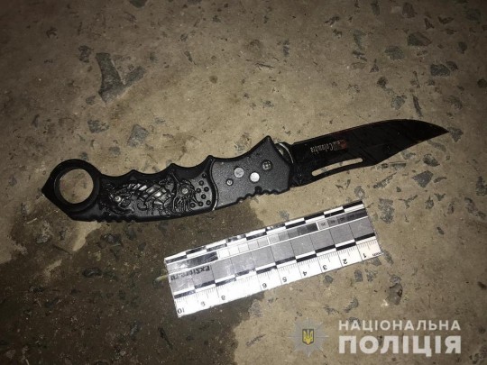 Защитил семью: 13-летний мальчишка выколотил нож у злоумышленника и изранил его(фото)