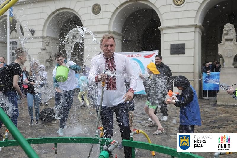 Мэра Львова обдали водой во времена празднования Поливального понедельника