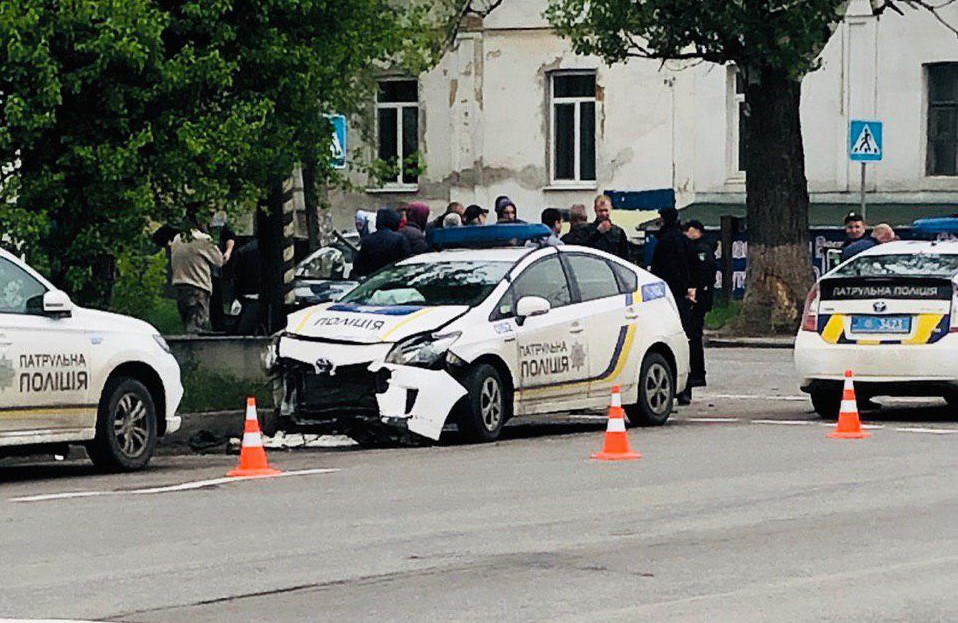Вісті з Полтави - На перехресті вулиць Сінна та Пушкіна поліцейський Toyota Prius зіштовхнувся з легковиком