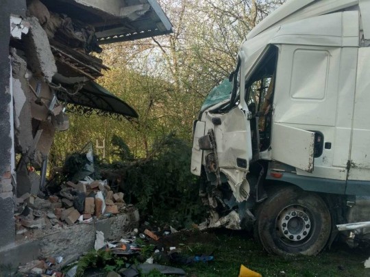 В Ивано-Франковской области грузовик влетел в жилой дом: фото с места происшествия