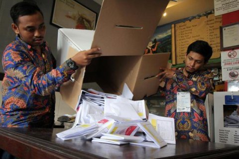 На выборах в Индонезии почитай 300 членов избиркомов загнулись от переутомления