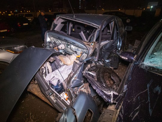 В Киеве буйный водитель на неуправляемом "Мерседесе" разгромил автостоянку: разбиты восемь машин(фото, видео)