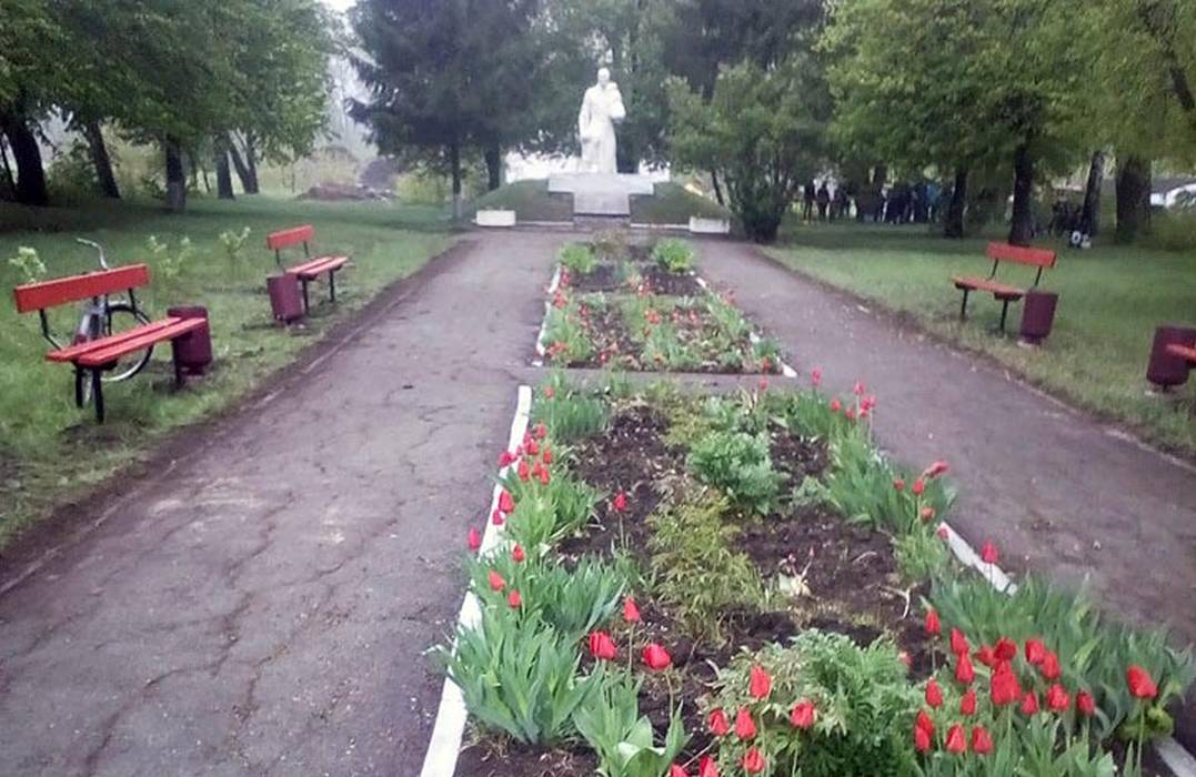 Вісті з Полтави - Полтавські соціал-демократи відновили парк коло могили невідомому солдату