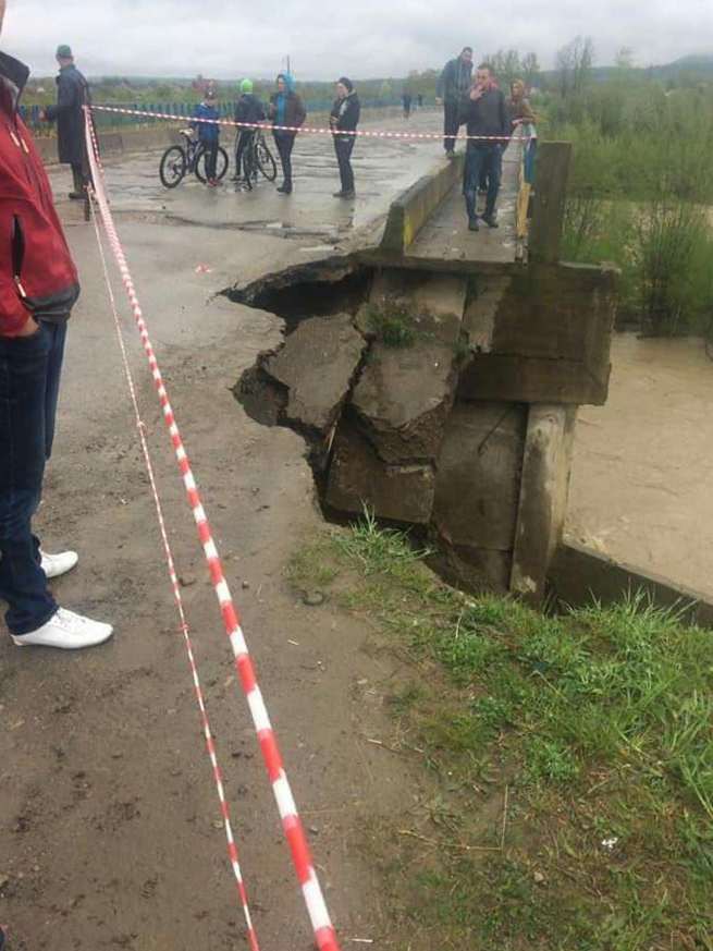 Паводок на Быстрице повредил автомобильный мост в Ивано-Франковской области