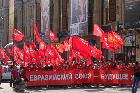 В Запорожье десятки пенсионеров вышли на митинг с красными флагами