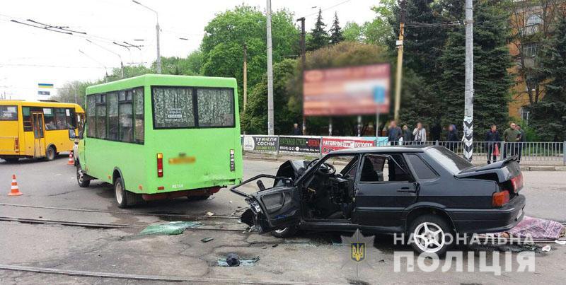 В Краматорске при столкновении маршрутки и легкового автомобиля погиб военный